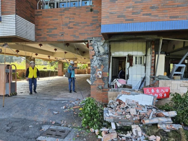 台灣地震一刻印傭姐姐飛身緊擁臥床婆婆 漆黑中寸步不離感動網友:值得加薪