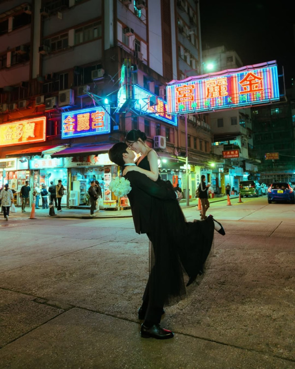韓國二代女團成員曬香港取景婚照!霓虹燈/電車景拍出港式復古氛圍