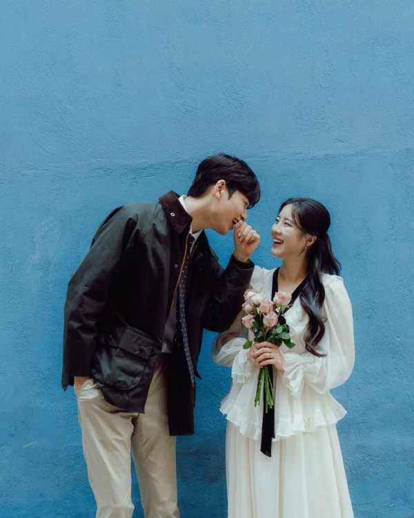 韓國二代女團成員曬香港取景婚照!霓虹燈/電車景拍出港式復古氛圍