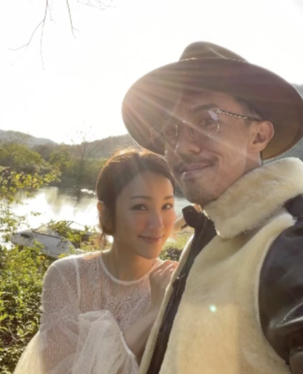 謝安琪張繼聰罕晒咀嘴婚照放閃慶祝結婚18週年！冧爆唱情歌浪漫滿瀉！