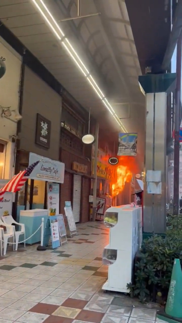 有片｜大阪通天閣附近樓宇發生大火 暫未有受傷報告 已出動26架消防車 