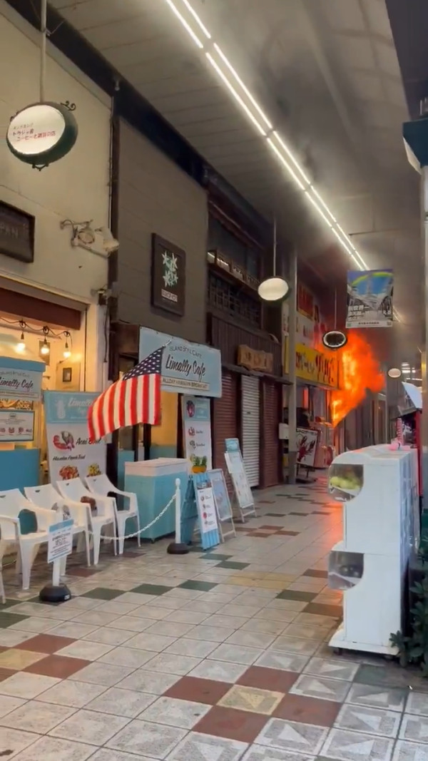 有片｜大阪通天閣附近樓宇發生大火 暫未有受傷報告 已出動26架消防車 