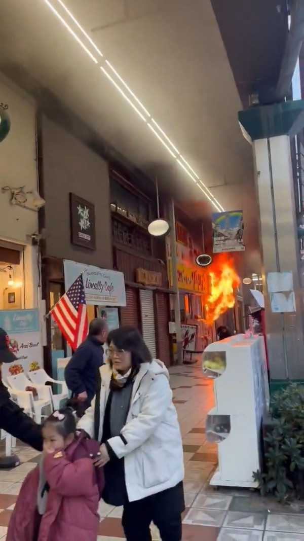 有片｜大阪通天閣附近樓宇發生大火 暫未有受傷報告 已出動26架消防車 