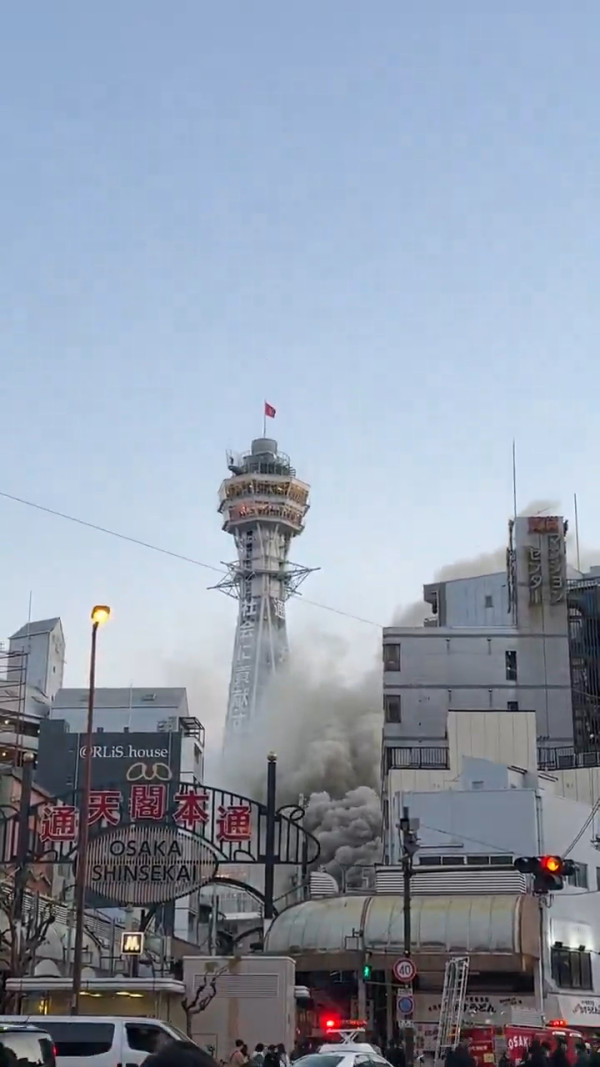 有片｜大阪通天閣附近樓宇發生大火 暫未有受傷報告 已出動26架消防車 