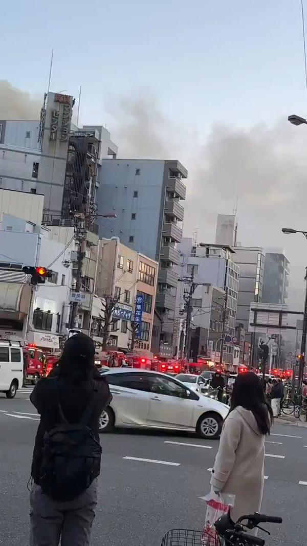 有片｜大阪通天閣附近樓宇發生大火 暫未有受傷報告 已出動26架消防車 