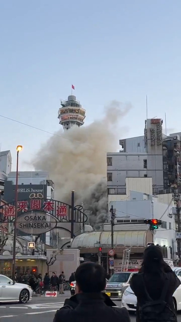 有片｜大阪通天閣附近樓宇發生大火 暫未有受傷報告 已出動26架消防車 