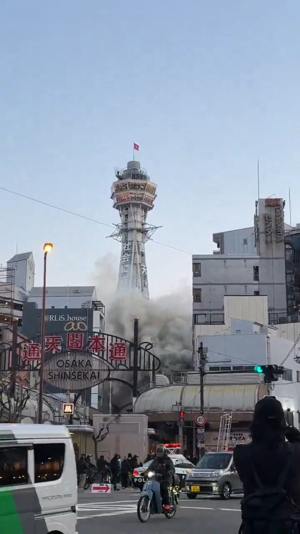 有片｜大阪通天閣附近樓宇發生大火 暫未有受傷報告 已出動26架消防車 