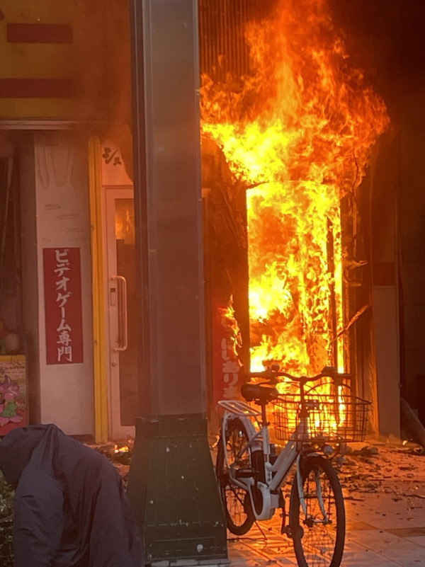有片｜大阪通天閣附近樓宇發生大火 暫未有受傷報告 已出動26架消防車 