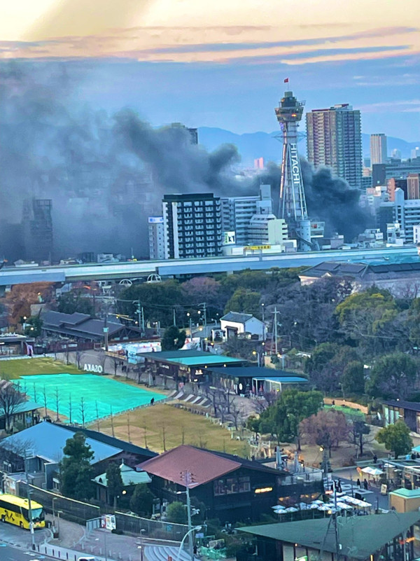 有片｜大阪通天閣附近樓宇發生大火 暫未有受傷報告 已出動26架消防車 