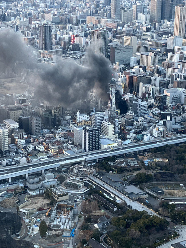 有片｜大阪通天閣附近樓宇發生大火 暫未有受傷報告 已出動26架消防車 