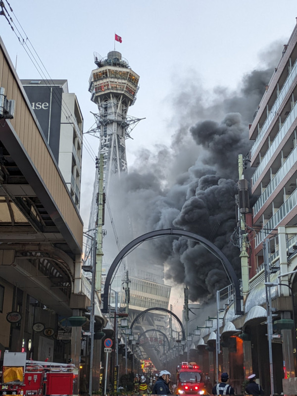 有片｜大阪通天閣附近樓宇發生大火 暫未有受傷報告 已出動26架消防車 