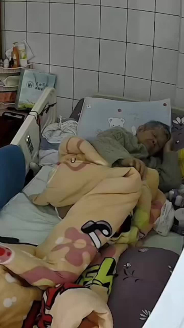 台灣地震一刻印傭姐姐飛身緊擁臥床婆婆 漆黑中寸步不離感動網友:值得加薪