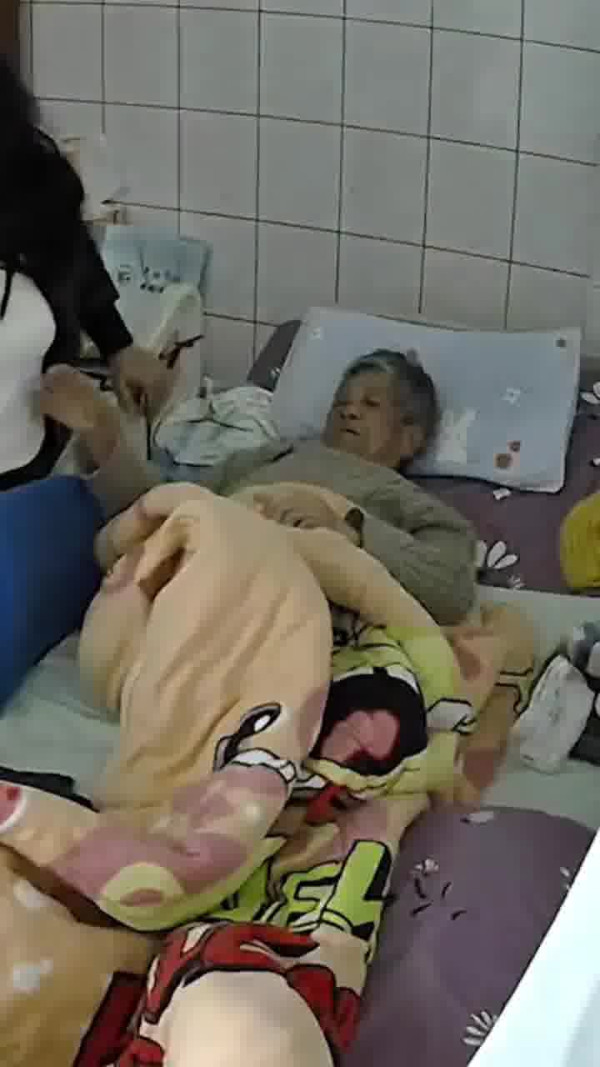 台灣地震一刻印傭姐姐飛身緊擁臥床婆婆 漆黑中寸步不離感動網友:值得加薪