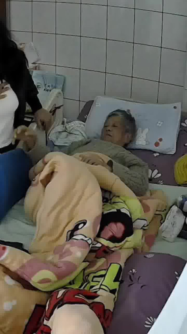 台灣地震一刻印傭姐姐飛身緊擁臥床婆婆 漆黑中寸步不離感動網友:值得加薪