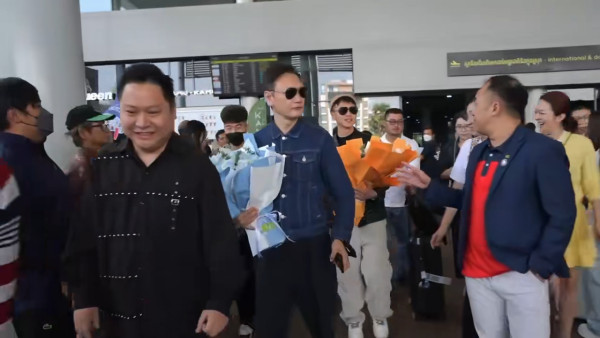 鍾麗緹大女布吉性感大解放！紅色火辣泳裝曬豐滿上圍 