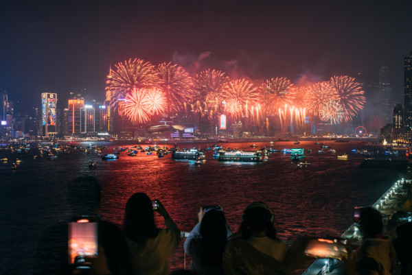 年初二煙花2025！10大新年煙花觀賞地點推介：維港遊艇自助餐/露天花園派對