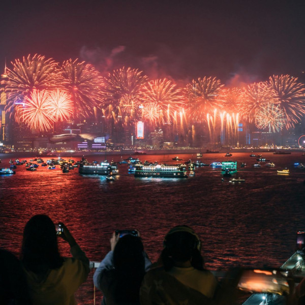 年初二煙花2025！10大新年煙花觀賞地點推介：維港遊艇自助餐/露天花園派對