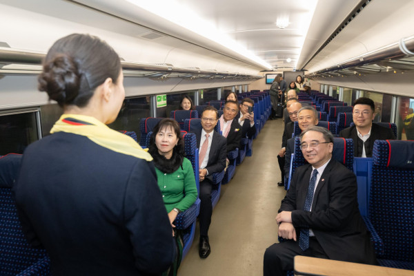 港鐵「站見」鐵路展回歸！首架雙層列車「九廣通」亮相+過百件鐵路珍藏