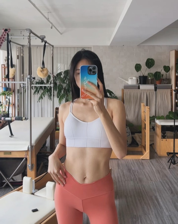 前TVB女星佗B飛馬爾代夫度假 泳裝曬纖瘦身材 上圍明顯升級 