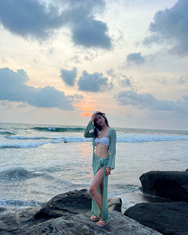 前TVB女星佗B飛馬爾代夫度假 泳裝曬纖瘦身材 上圍明顯升級 