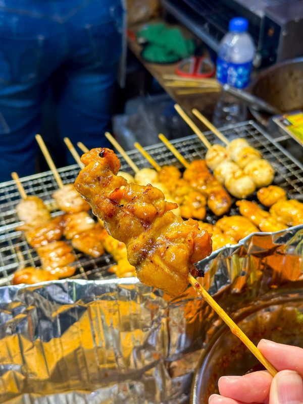 觀塘夜市咖哩魚蛋檔被傳媒指烏蠅圍城  檔主婆婆無奈喊冤／小輩申訴卻被媒體封鎖