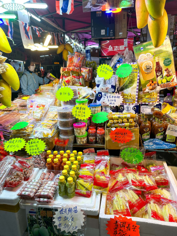 觀塘夜市咖哩魚蛋檔被傳媒指烏蠅圍城  檔主婆婆無奈喊冤／小輩申訴卻被媒體封鎖