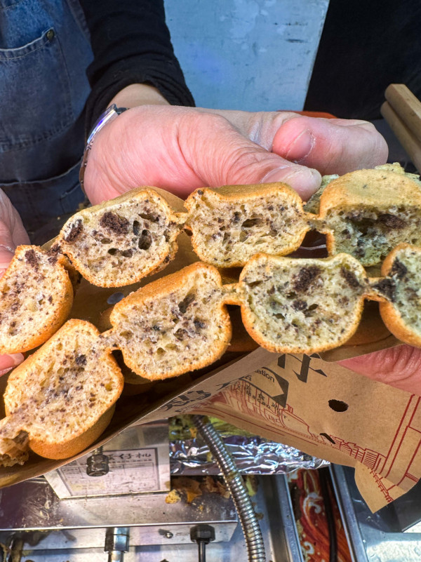 觀塘夜市咖哩魚蛋檔被傳媒指烏蠅圍城  檔主婆婆無奈喊冤／小輩申訴卻被媒體封鎖