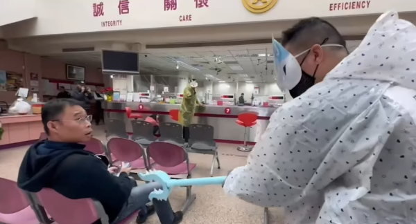 打劫銀行創意新招式 兩台男戴Chiikawa面具闖銀行 兔兔當場被制伏玩完