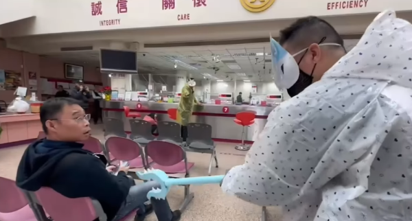 兩台男戴Chiikawa面具打劫銀行!兔兔當場被制伏場面爆笑!真相如此