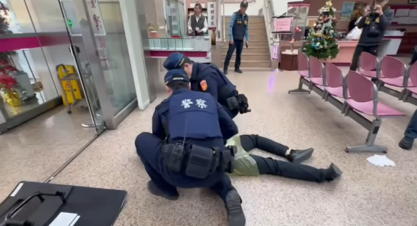 兩台男戴Chiikawa面具打劫銀行!兔兔當場被制伏場面爆笑!真相如此