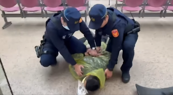 兩台男戴Chiikawa面具打劫銀行!兔兔當場被制伏場面爆笑!真相如此