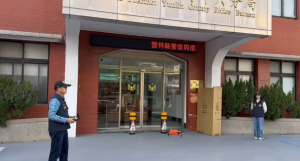 兩台男戴Chiikawa面具打劫銀行!兔兔當場被制伏場面爆笑!真相如此