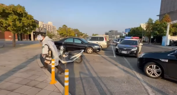 兩台男戴Chiikawa面具打劫銀行!兔兔當場被制伏場面爆笑!真相如此