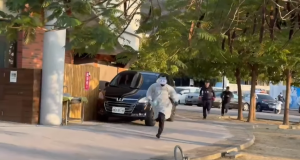 兩台男戴Chiikawa面具打劫銀行!兔兔當場被制伏場面爆笑!真相如此