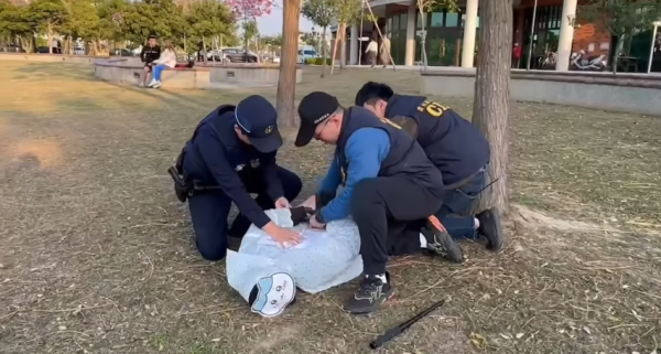 兩台男戴Chiikawa面具打劫銀行!兔兔當場被制伏場面爆笑!真相如此