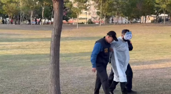 兩台男戴Chiikawa面具打劫銀行!兔兔當場被制伏場面爆笑!真相如此