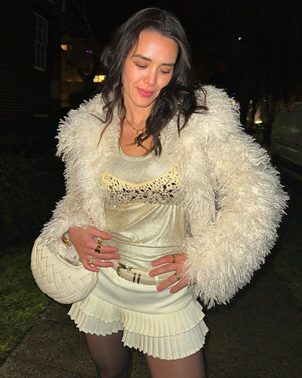 鍾麗緹大女布吉性感大解放！紅色火辣泳裝曬豐滿上圍 