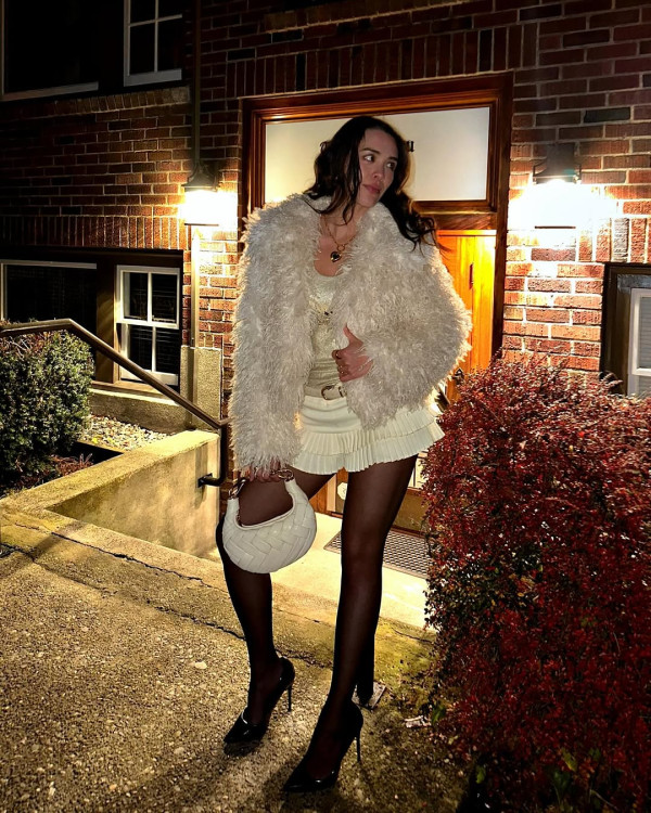 鍾麗緹大女布吉性感大解放！紅色火辣泳裝曬豐滿上圍 