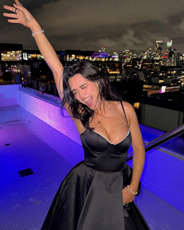 鍾麗緹大女布吉性感大解放！紅色火辣泳裝曬豐滿上圍 