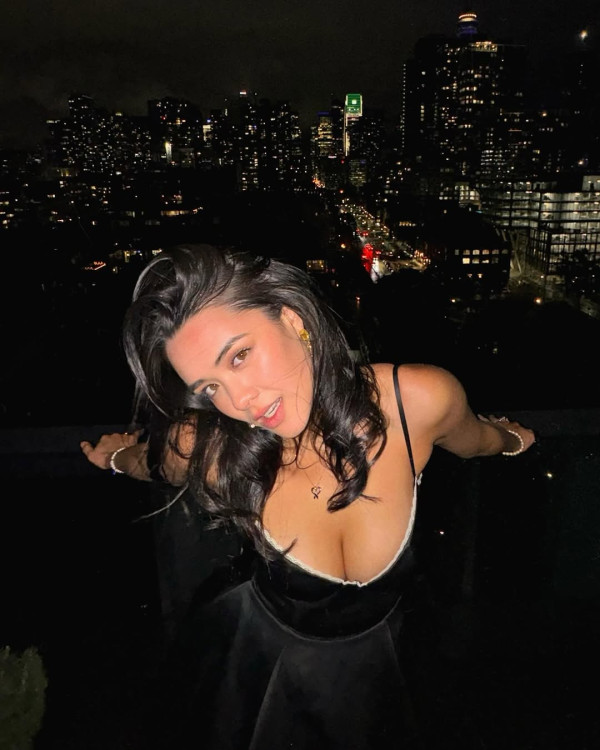 鍾麗緹大女布吉性感大解放！紅色火辣泳裝曬豐滿上圍 