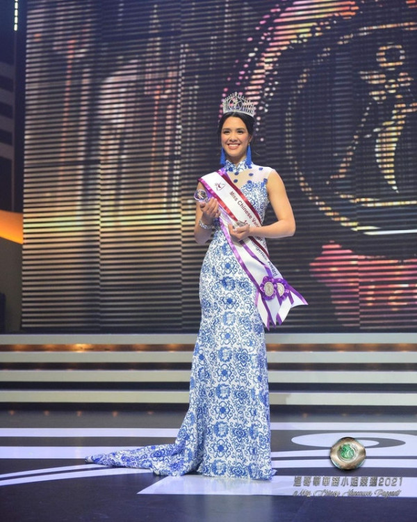 鍾麗緹大女布吉性感大解放！紅色火辣泳裝曬豐滿上圍 