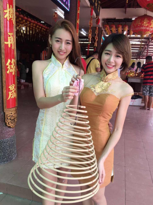 林明禎著掛頸式貼身旗袍拜年馬力全開!近鏡驚見上圍逼爆窒息感震撼大腦