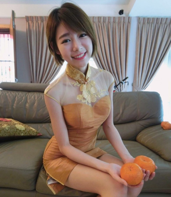 林明禎超貼身性感低胸食榴槤流晒口水！上圍迫爆黃金畫面惹網民哄動：專心唔到