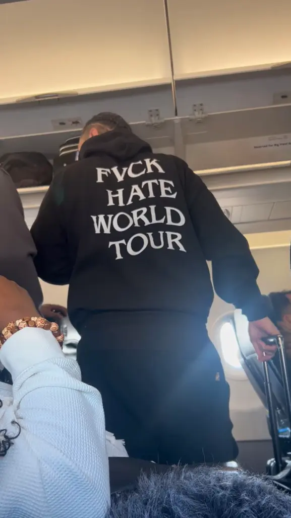 旅客穿1衣服被趕下機 航空公司處理惹批評 網民：好諷刺 