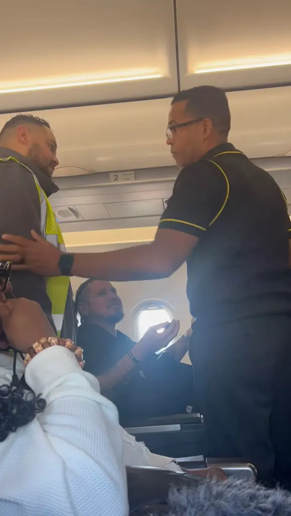 旅客穿1衣服被趕下機 航空公司處理惹批評 網民：好諷刺 