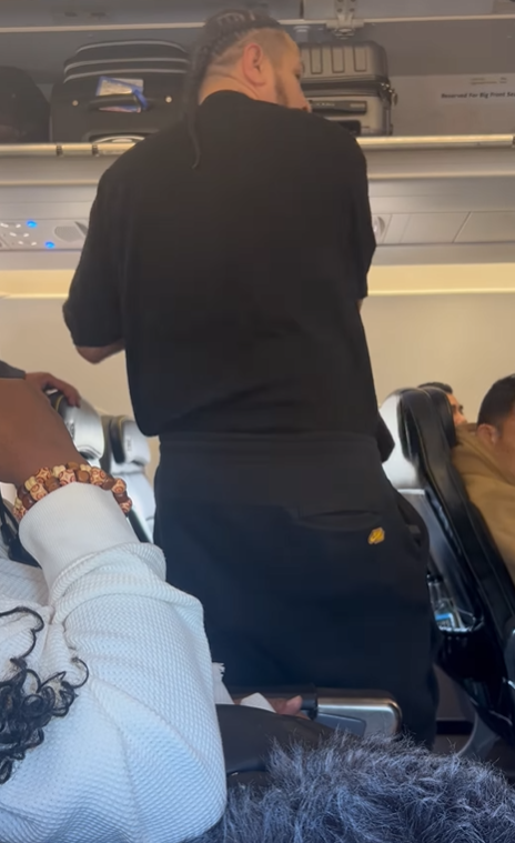 旅客穿1衣服被趕下機 航空公司處理惹批評 網民：好諷刺 