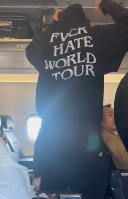 旅客穿1衣服被趕下機 航空公司處理惹批評 網民：好諷刺 