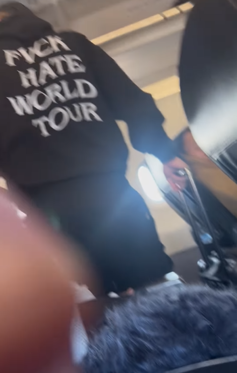 旅客穿1衣服被趕下機 航空公司處理惹批評 網民：好諷刺 