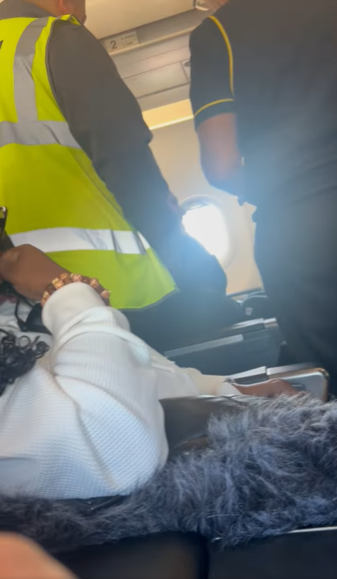 旅客穿1衣服被趕下機 航空公司處理惹批評 網民：好諷刺 