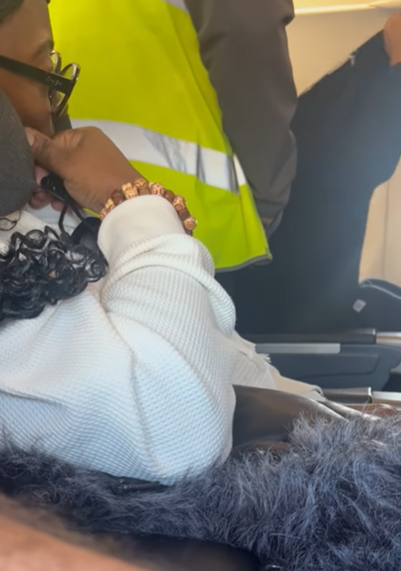 旅客穿1衣服被趕下機 航空公司處理惹批評 網民：好諷刺 